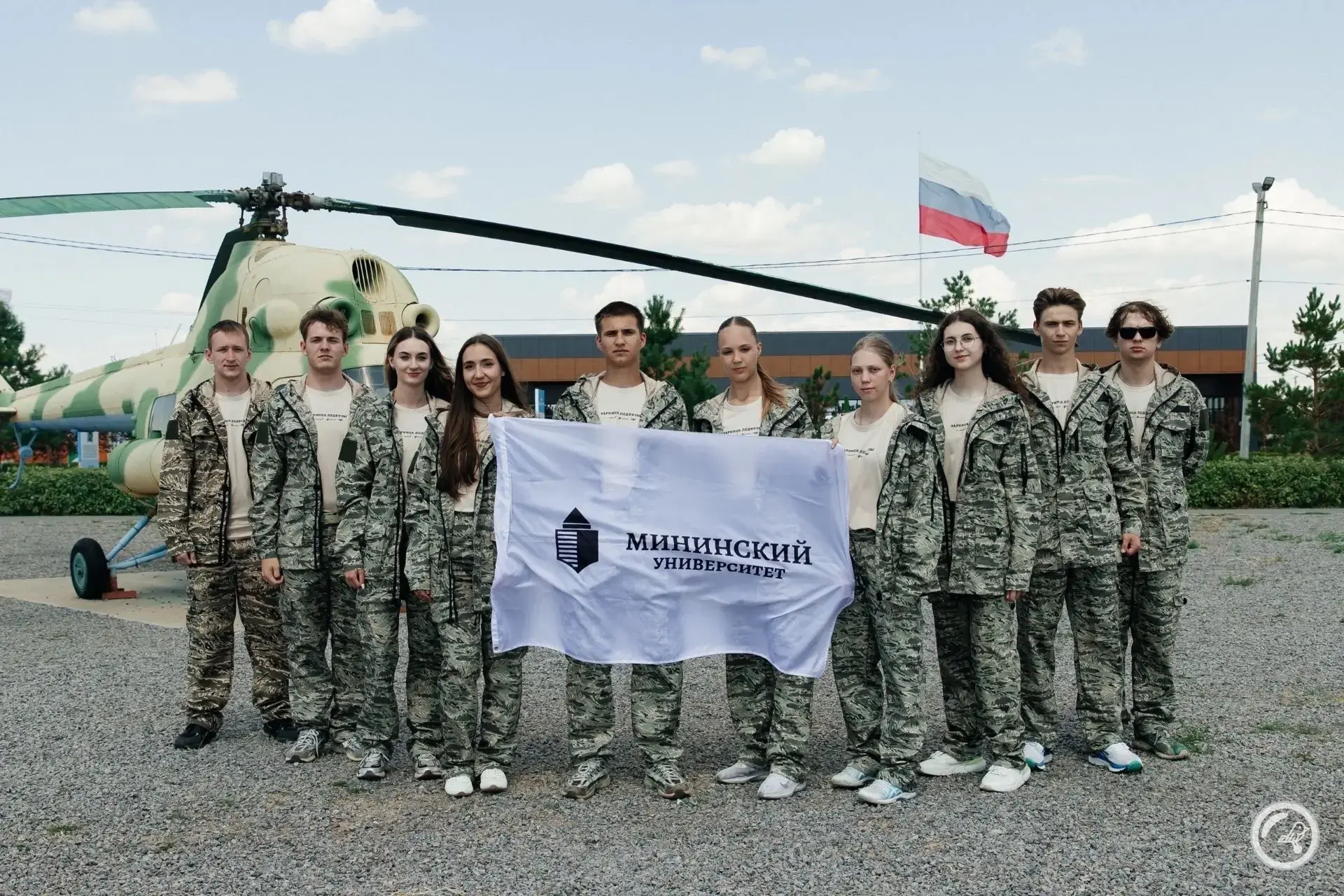 Команда "Мининцев" на Всероссийской Зарнице посетила Мамаев Курган. Возложили цветы, почтили память 