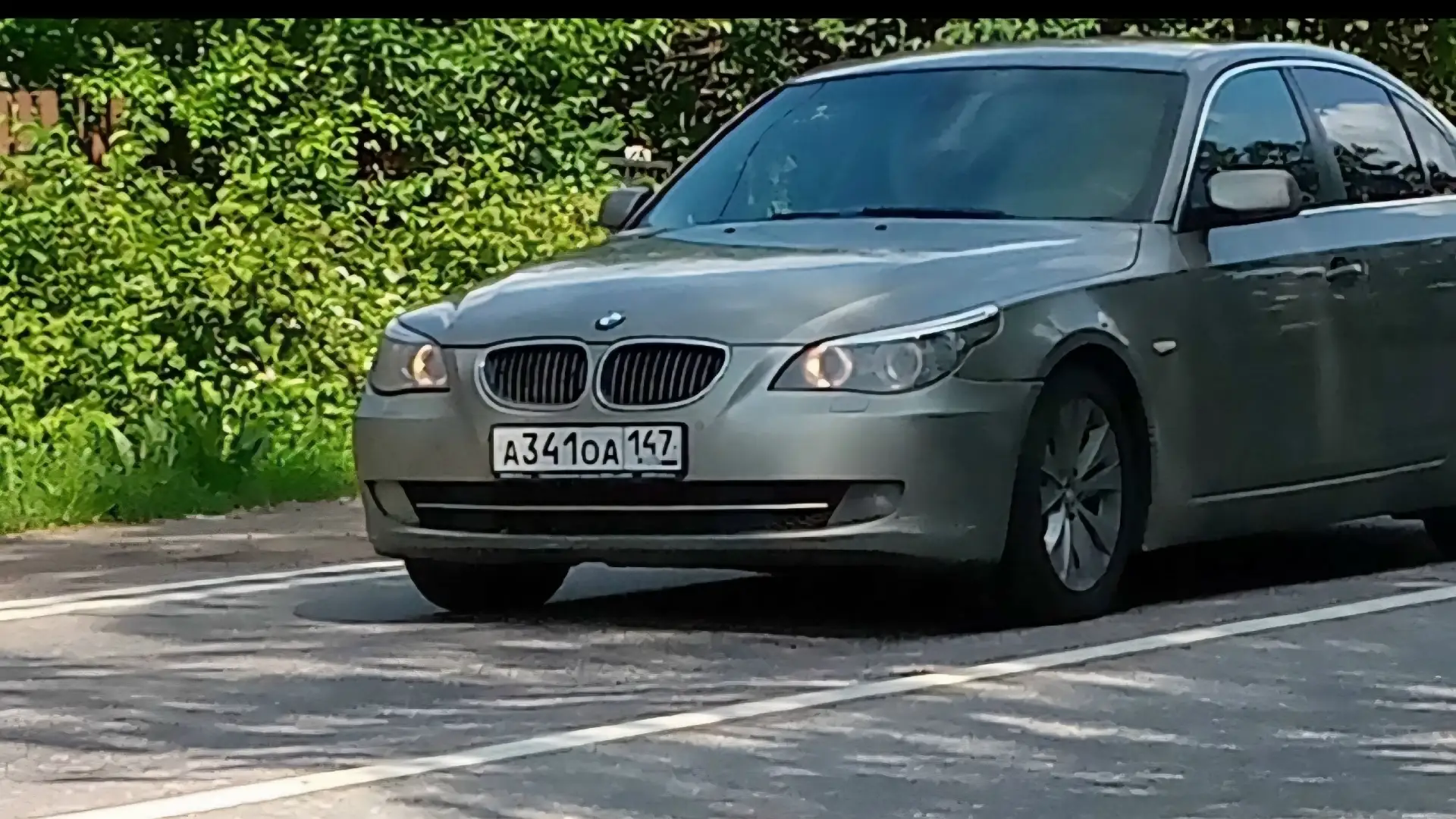 д.Верхние Осельки, 05.10.2026 17:20, BMW 5-serie, грз. А341ОА147, обгон грузовика с при...