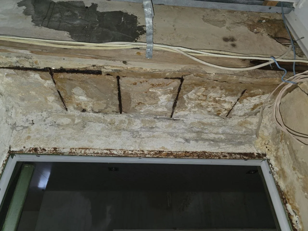 🏠 В Лисичанске квартиры затопило после ремонта кровли