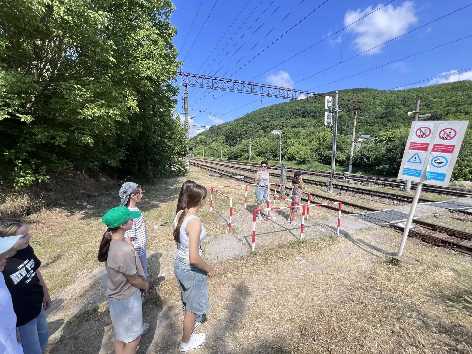 Лето — время приключений, но безопасность — прежде всего! ☀️🚆

Каникулы в самом разгаре! Ребята отп