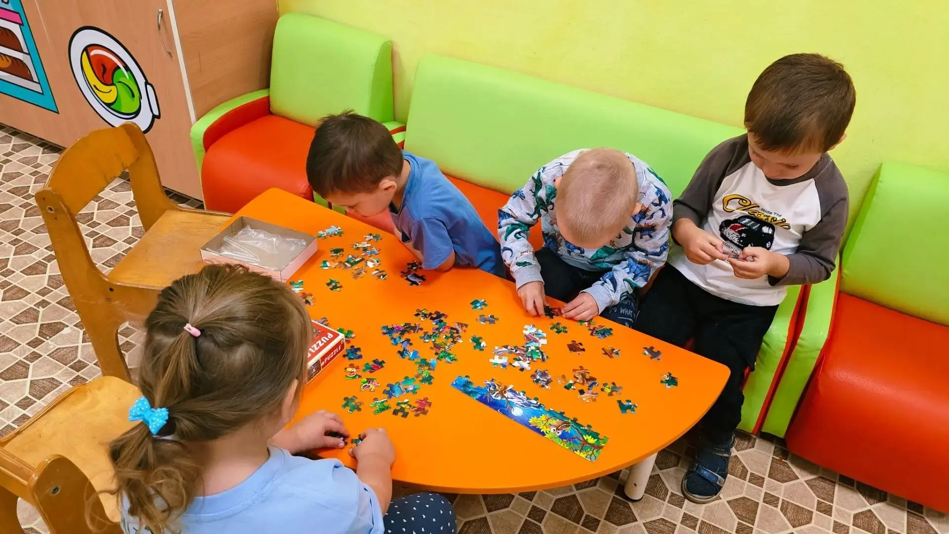 🧩 Угадайте, кто больше всех любит собирать пазлы?

Верно — это мы! Ребята групп №2 «Весёлые ребята»