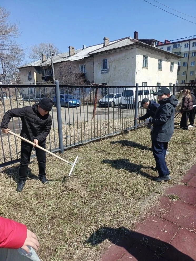 Субботник в школе: вместе делаем мир чище!  В рамках традиционного месячника в школе прошла серия су