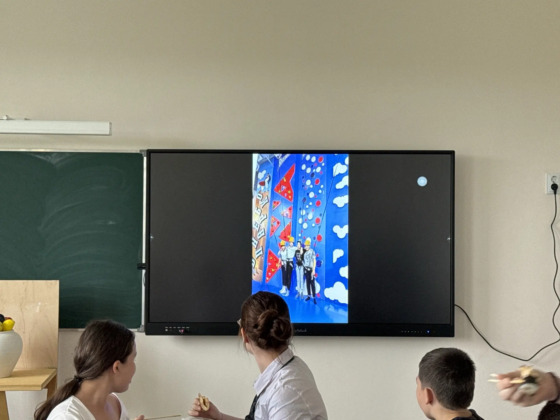 ✨ Последний день учёбы для 6 «Б» прошёл в тёплой атмосфере: чай, разговоры по душам, маленькие подар