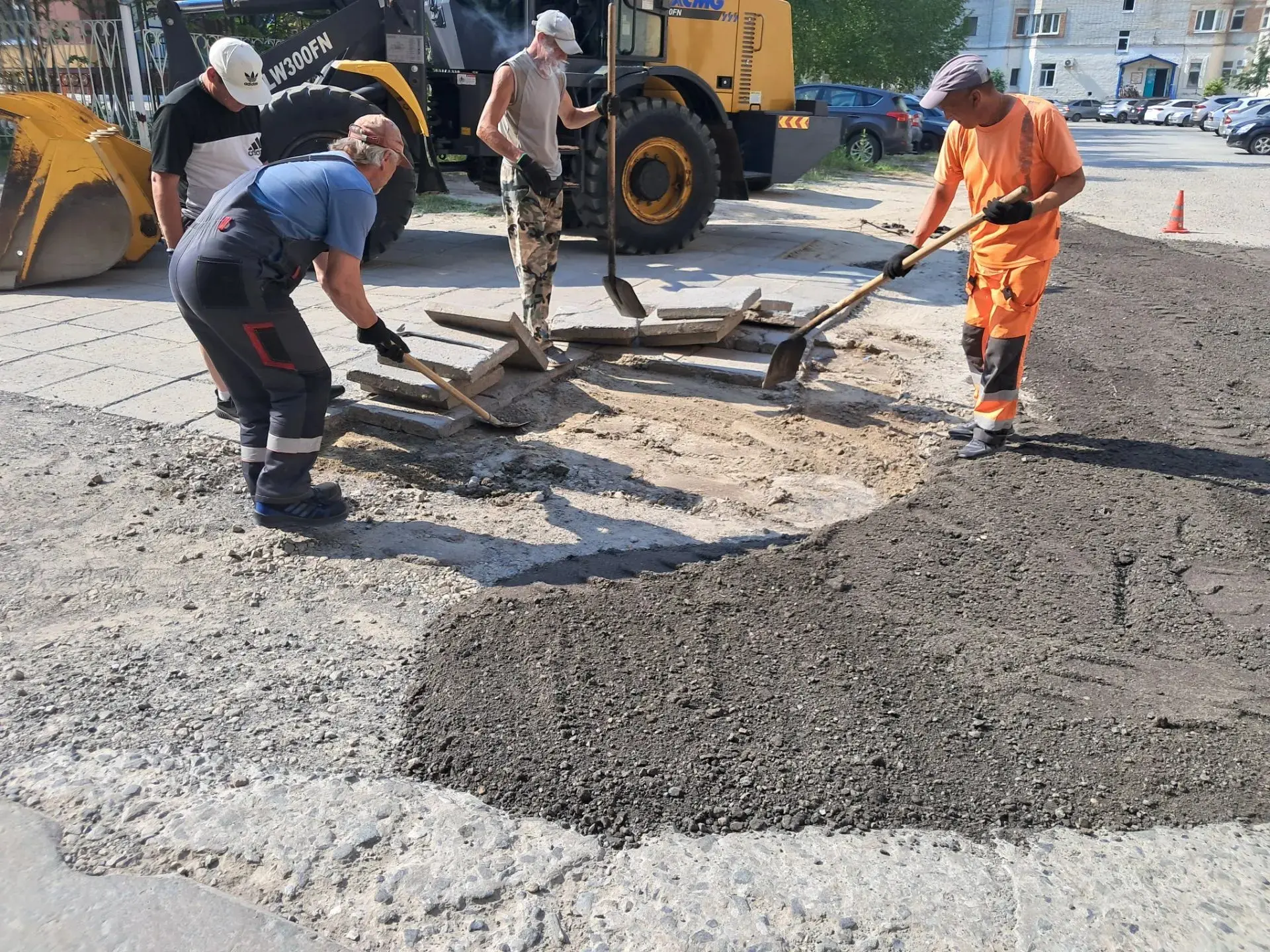 🚧 Рассказываем про ямочный ремонт 🚧

Неровности и ямы на дворовых проездах — не просто досадная ме
