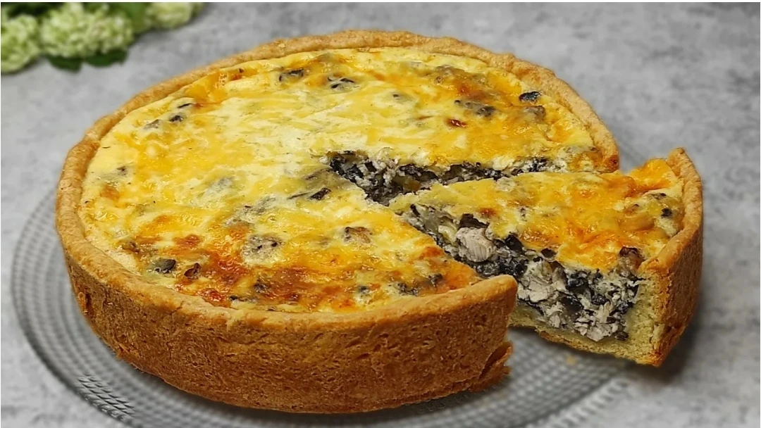 Нежный пирог с курицей и грибами — сытный, но без тяжести. Отличный вариант на ужин или...