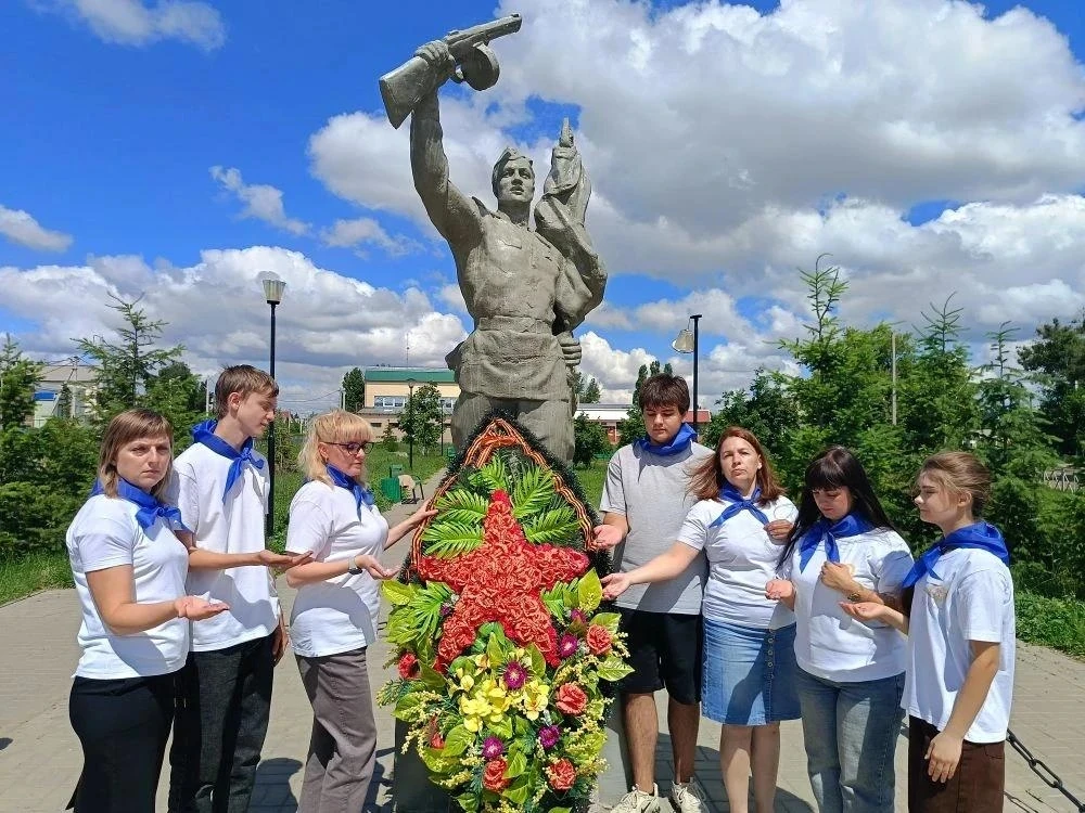 Акция «Свеча памяти»»

22 июня Дня памяти и скорби под руководством директора ГБУ СО «Котовский ЦСОН