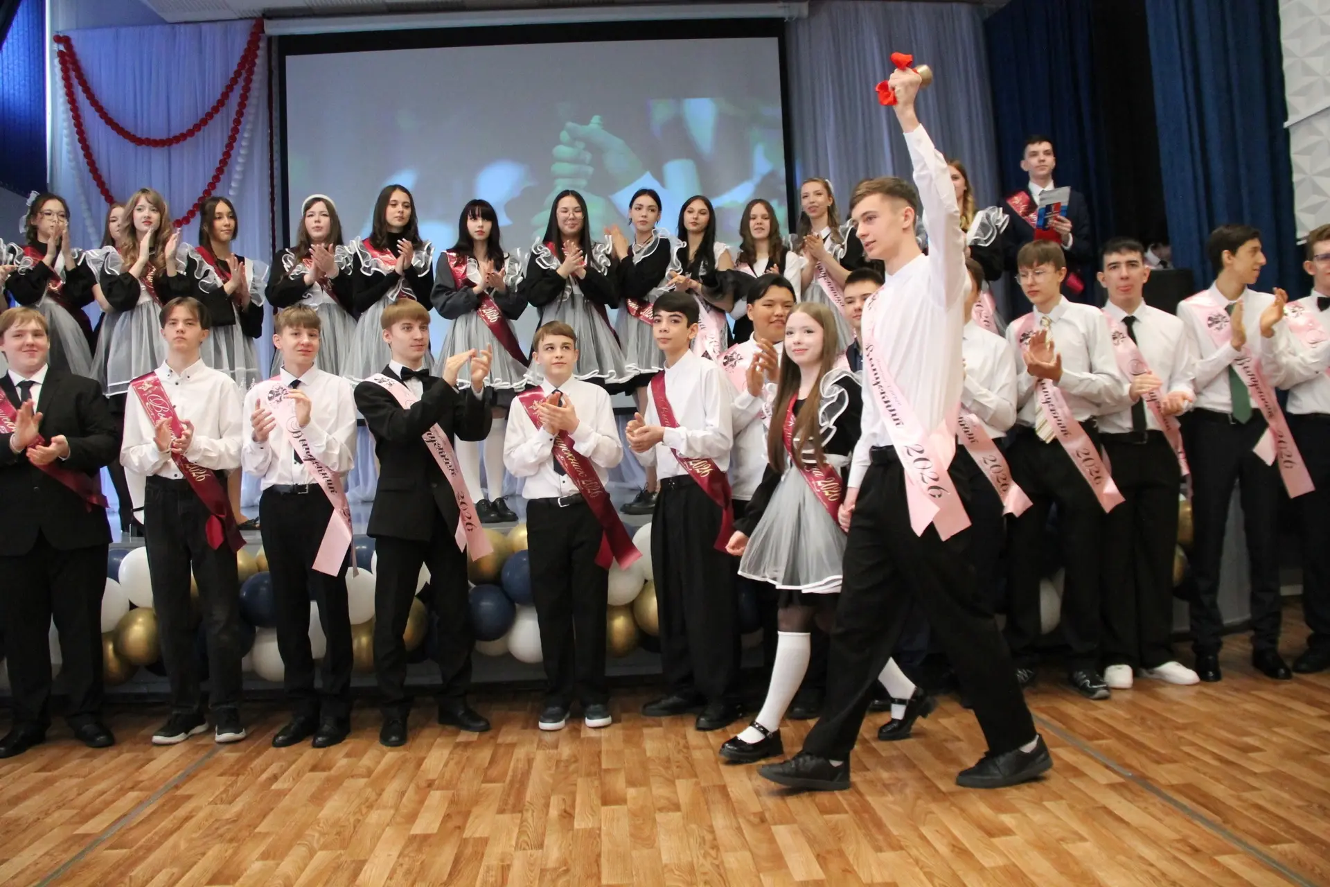 🎓 Сегодня по всей стране звучат последние звонки!