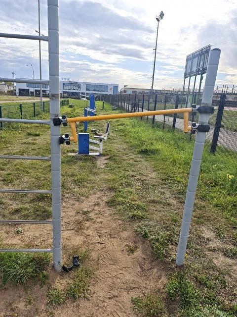 - На площадке стадиона Единая Россия повреждены турники и брусья ( кто то демонтировал ...