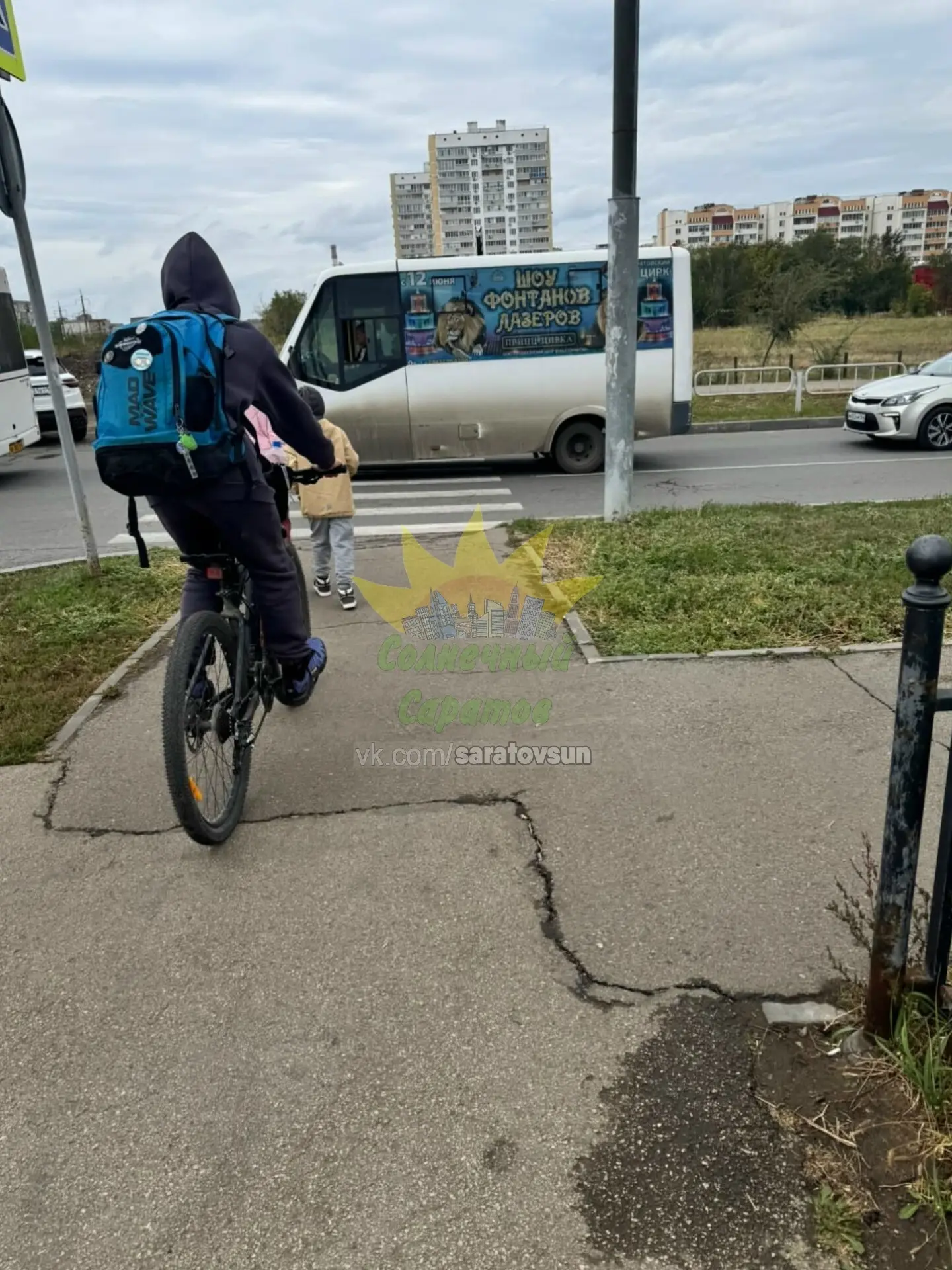 Этот переход пешеходный от Алеи авто всегда перекрывают, как автобусы так и обычный авт...