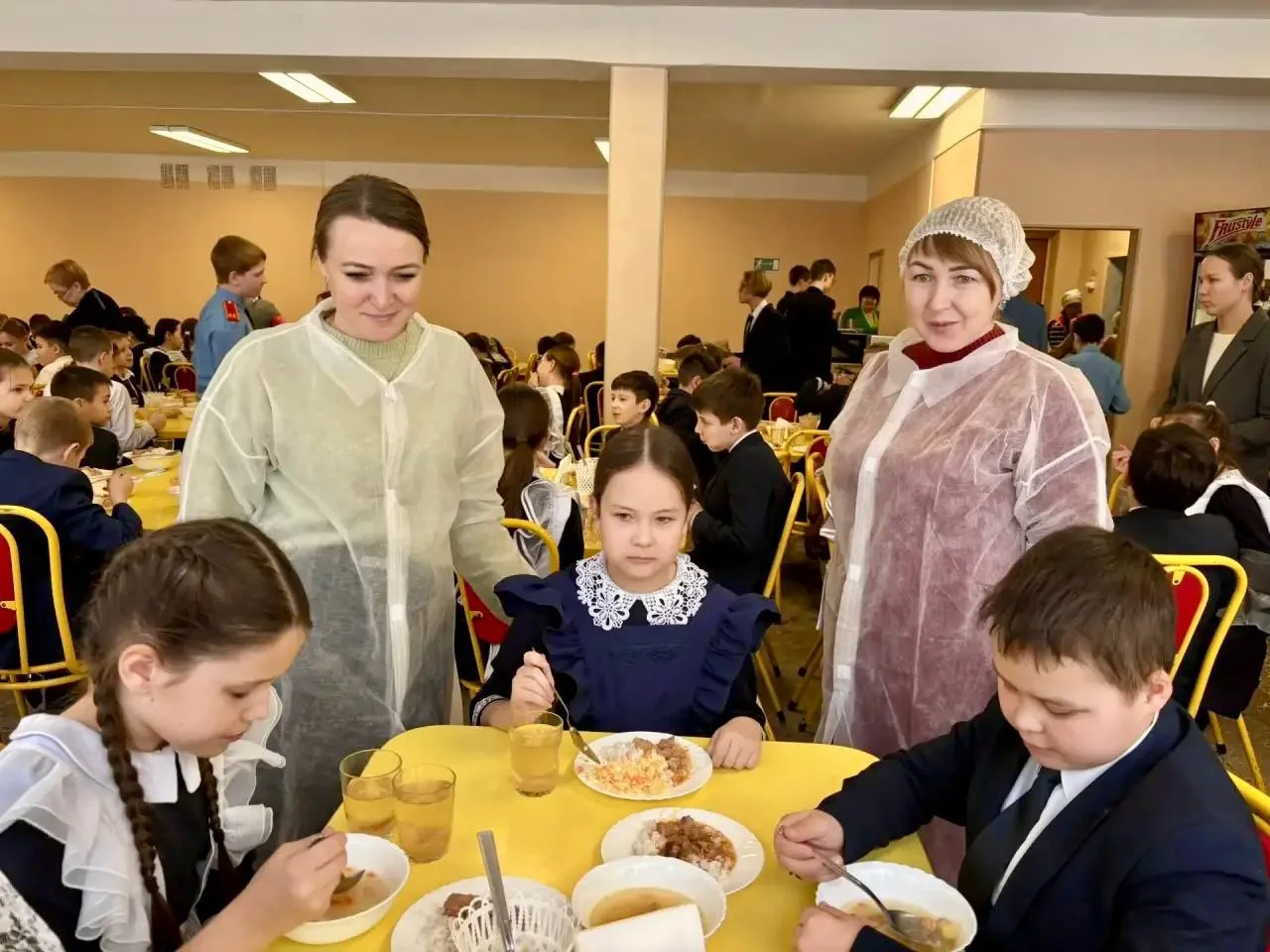 В чебоксарских школах и детских садах продолжается проведение родительского контроля за организацией