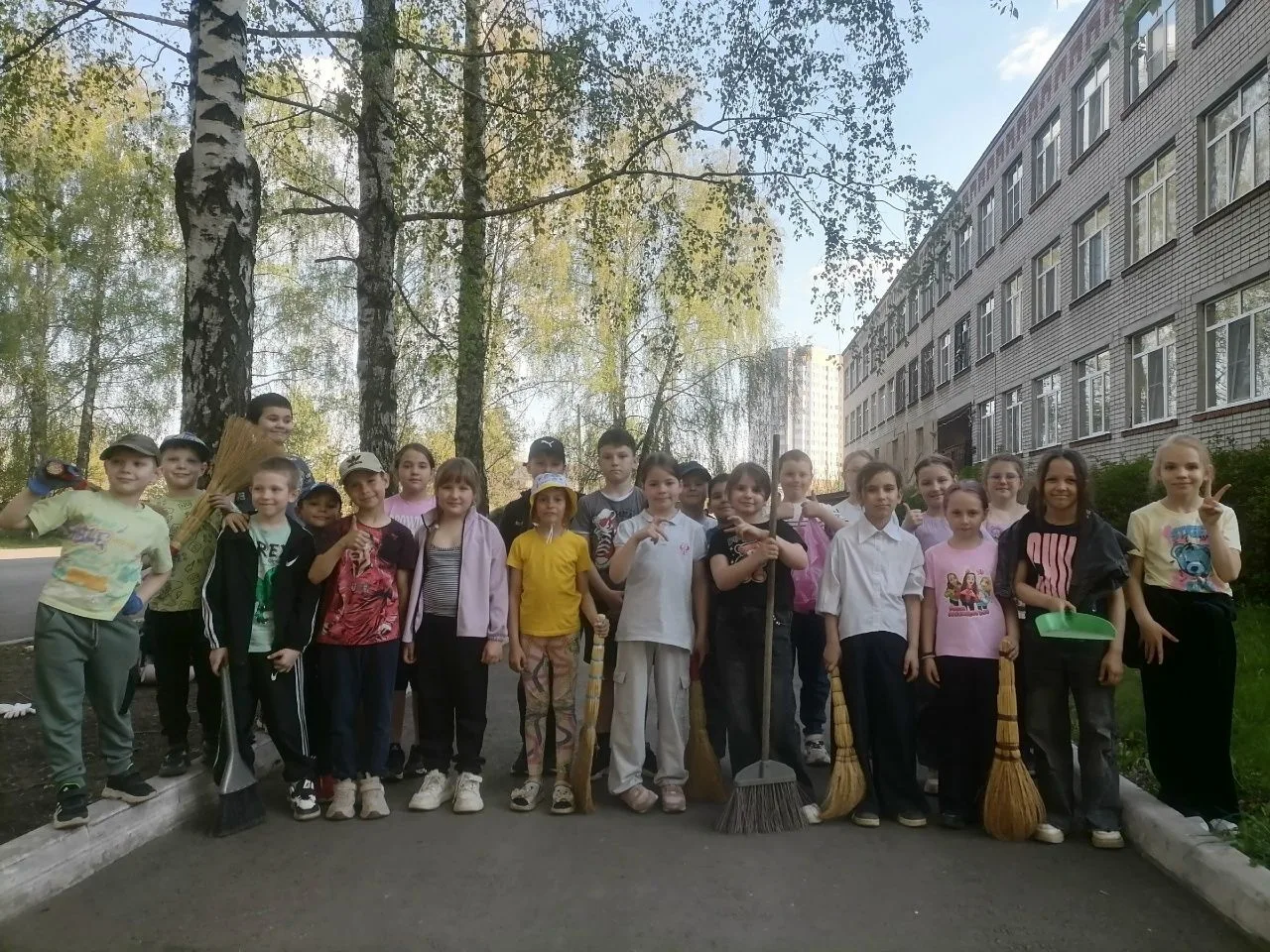 2 А класс в деле#уборкашкольнойтерриритории_школа14 #субботник_школа14