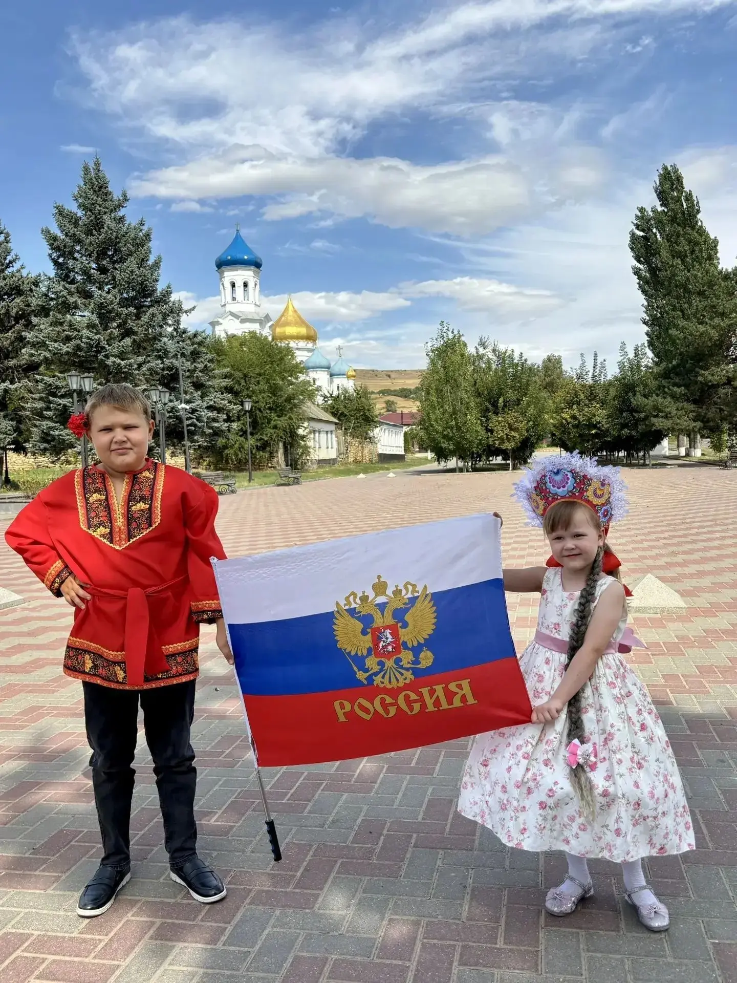 В рамках Всероссийской акции "#Цвета Родины", приуроченной к празднованию Дня Государст...
