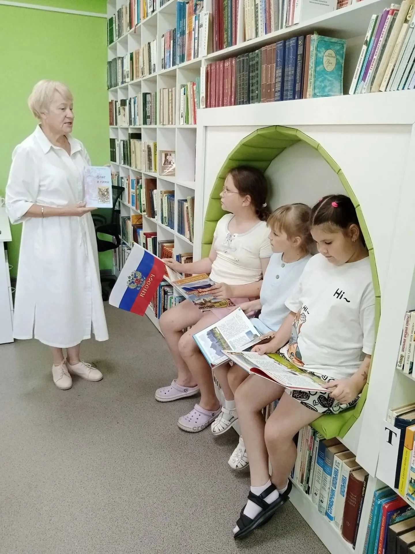 В районной библиотеке проведен час познания "Гордо реет флаг Российский"