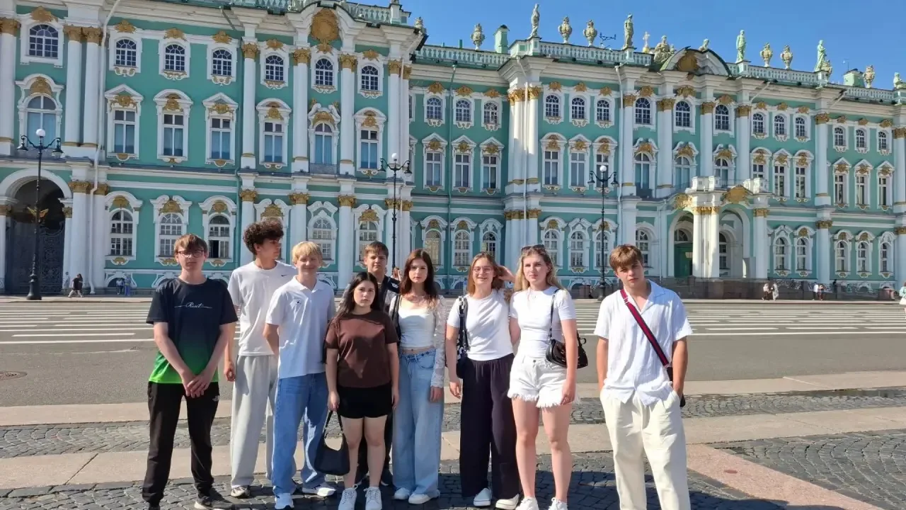 Культурный десант десятиклассников: путешествие в сердце истории! 📚

После экзаменов выпускники дев