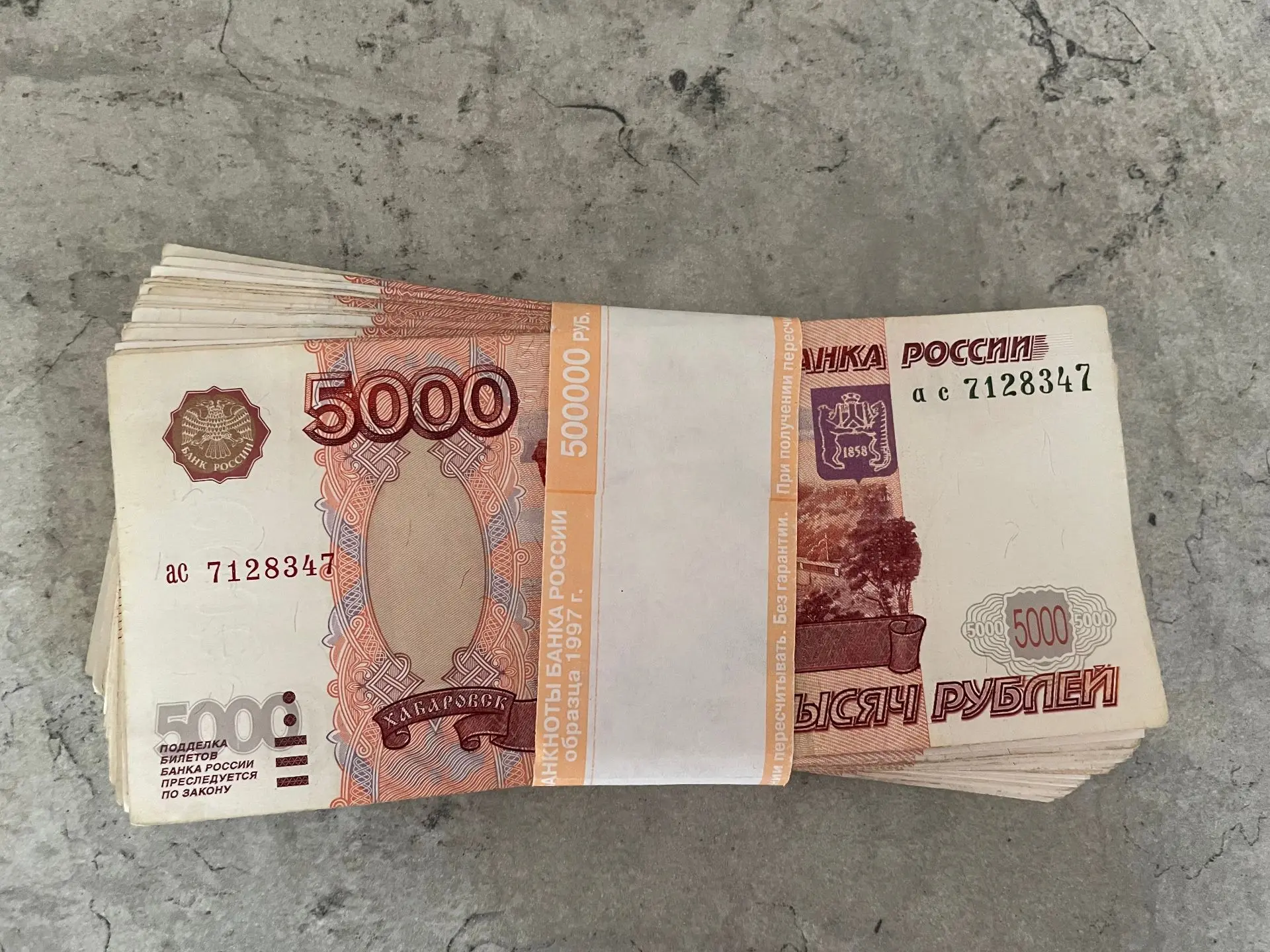 Около 100 человек полгода трудились без зарплаты...