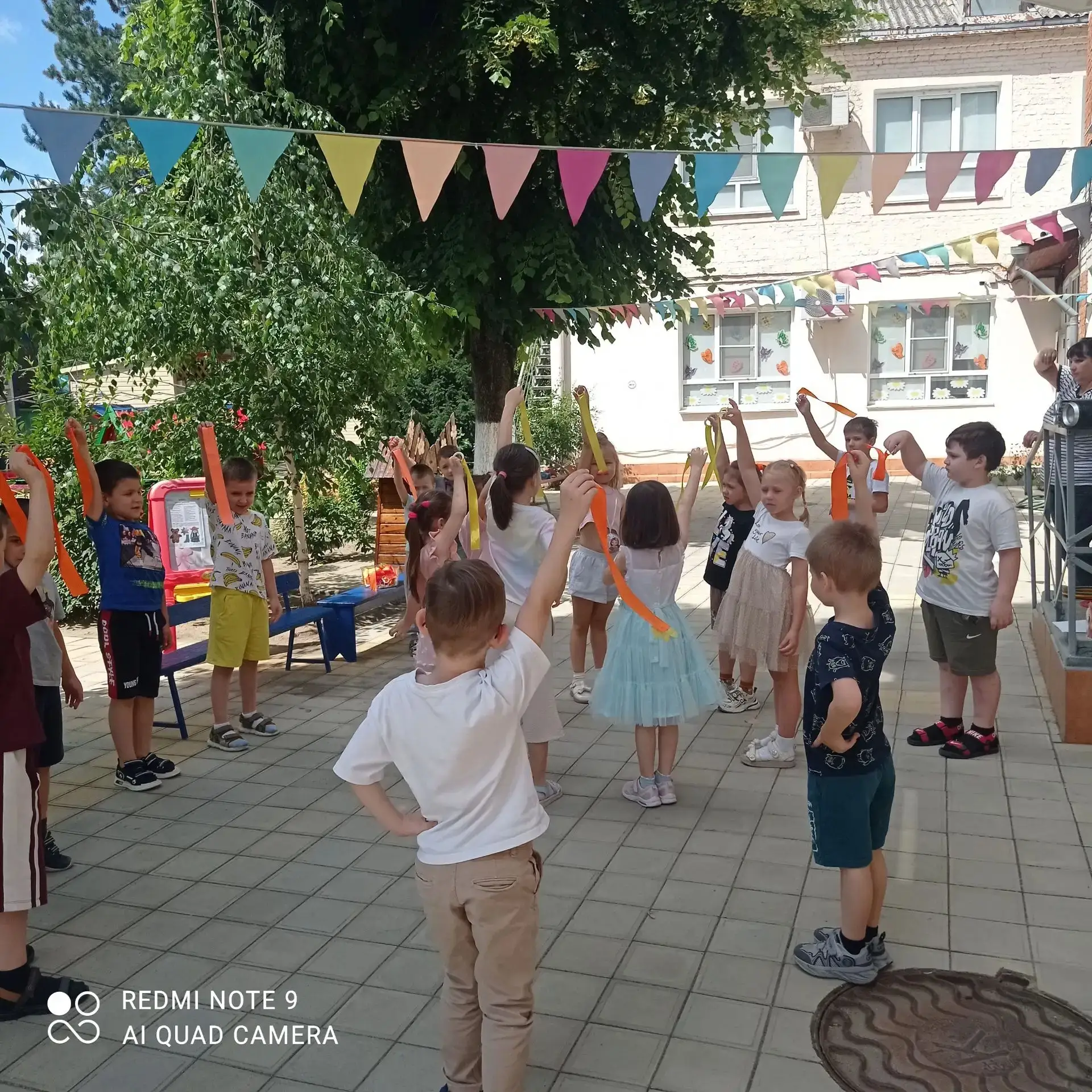 В летний оздоровительный период музыкальная деятельность в детском саду происходит на свежем воздухе