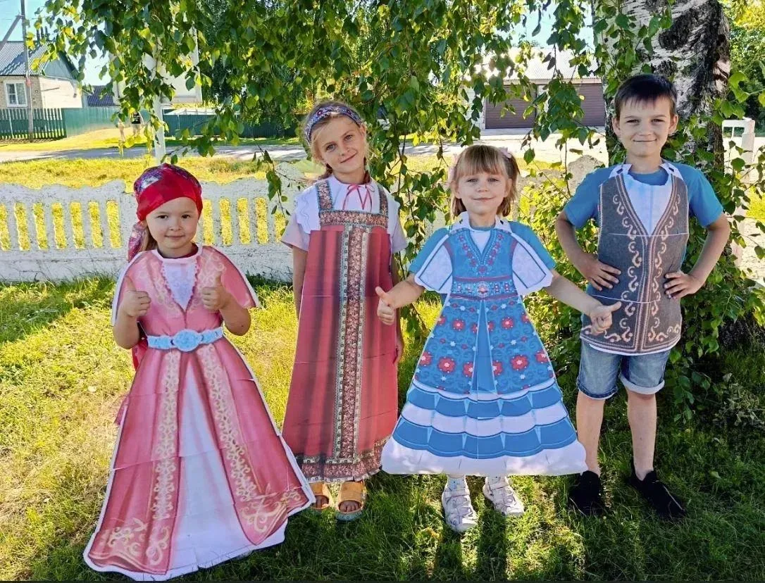 Стрела – в сердце миллениалок 💘 Посмотрите на фото. Ничего не напоминают костюмы?