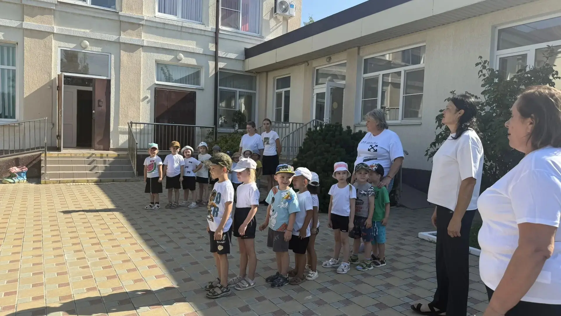 После беспокойной и сложной ночи сегодняшнее утро в нашем детском саду началось просто ...