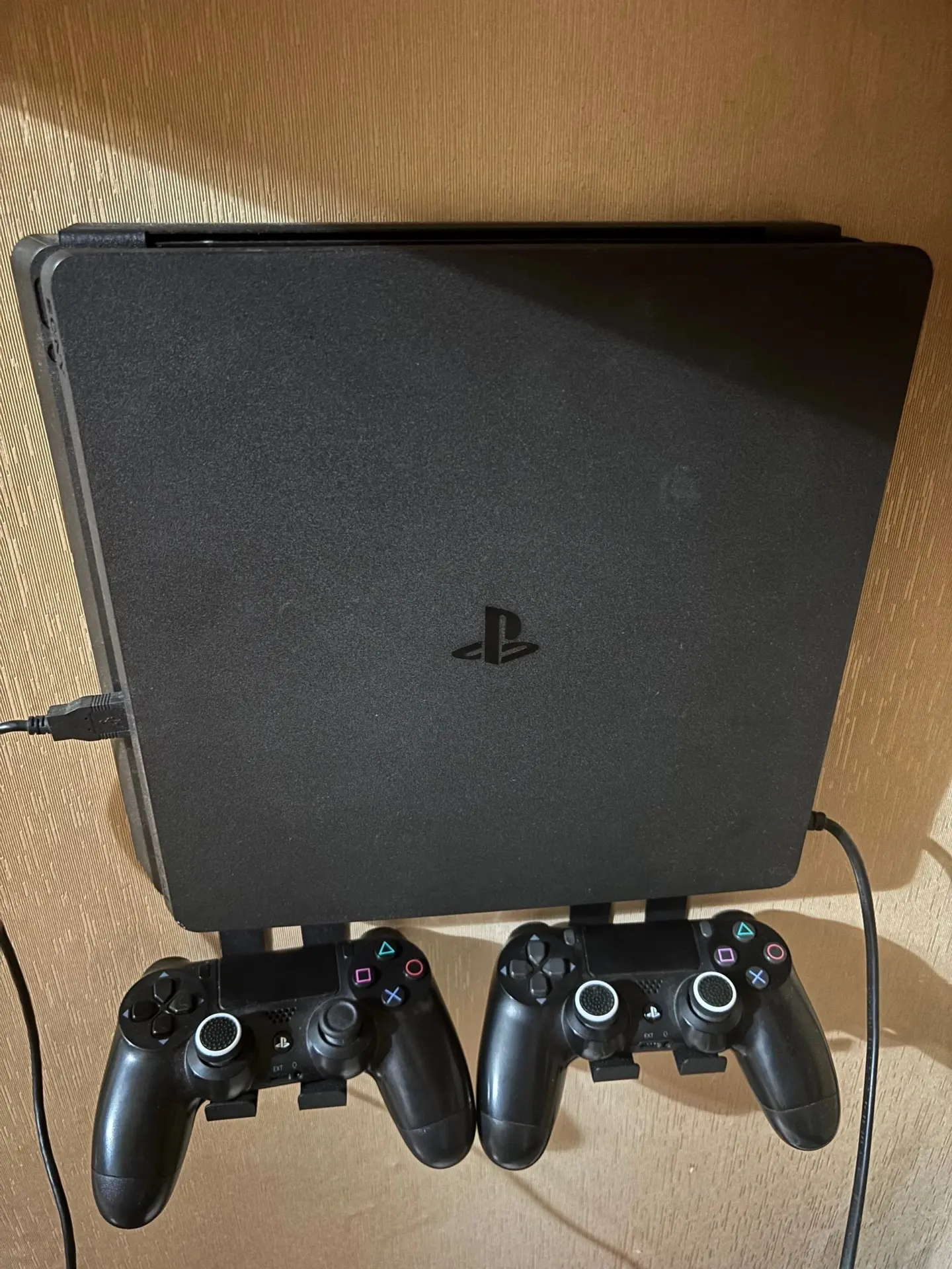 Продам PS 4 slim , в комплекте сумка, кронштейн для приставки и игра на диске мортал ко...