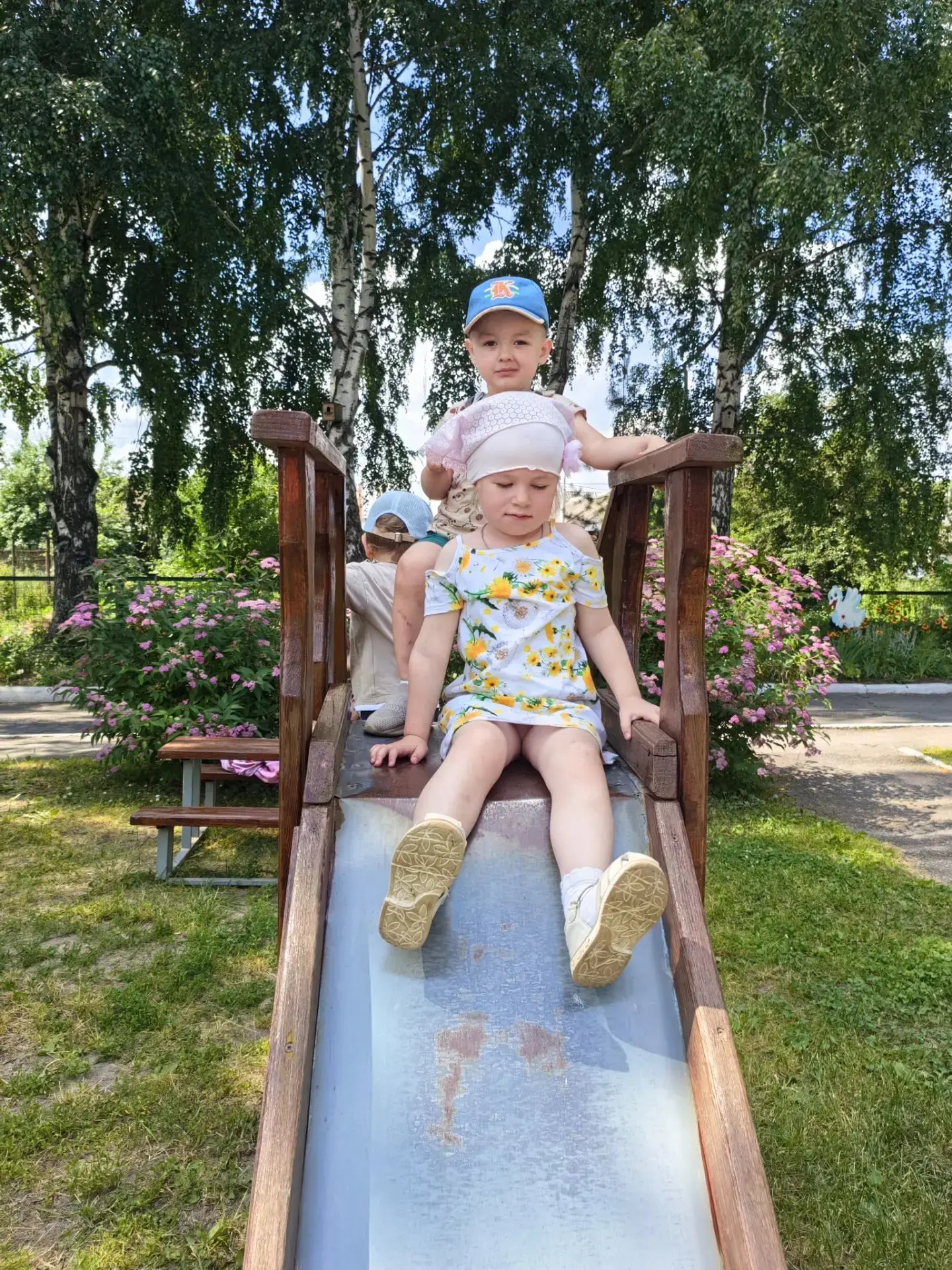 Летние прогулки в детском саду  — это не просто смена обстановки, а важнейший элемент оздоровительно
