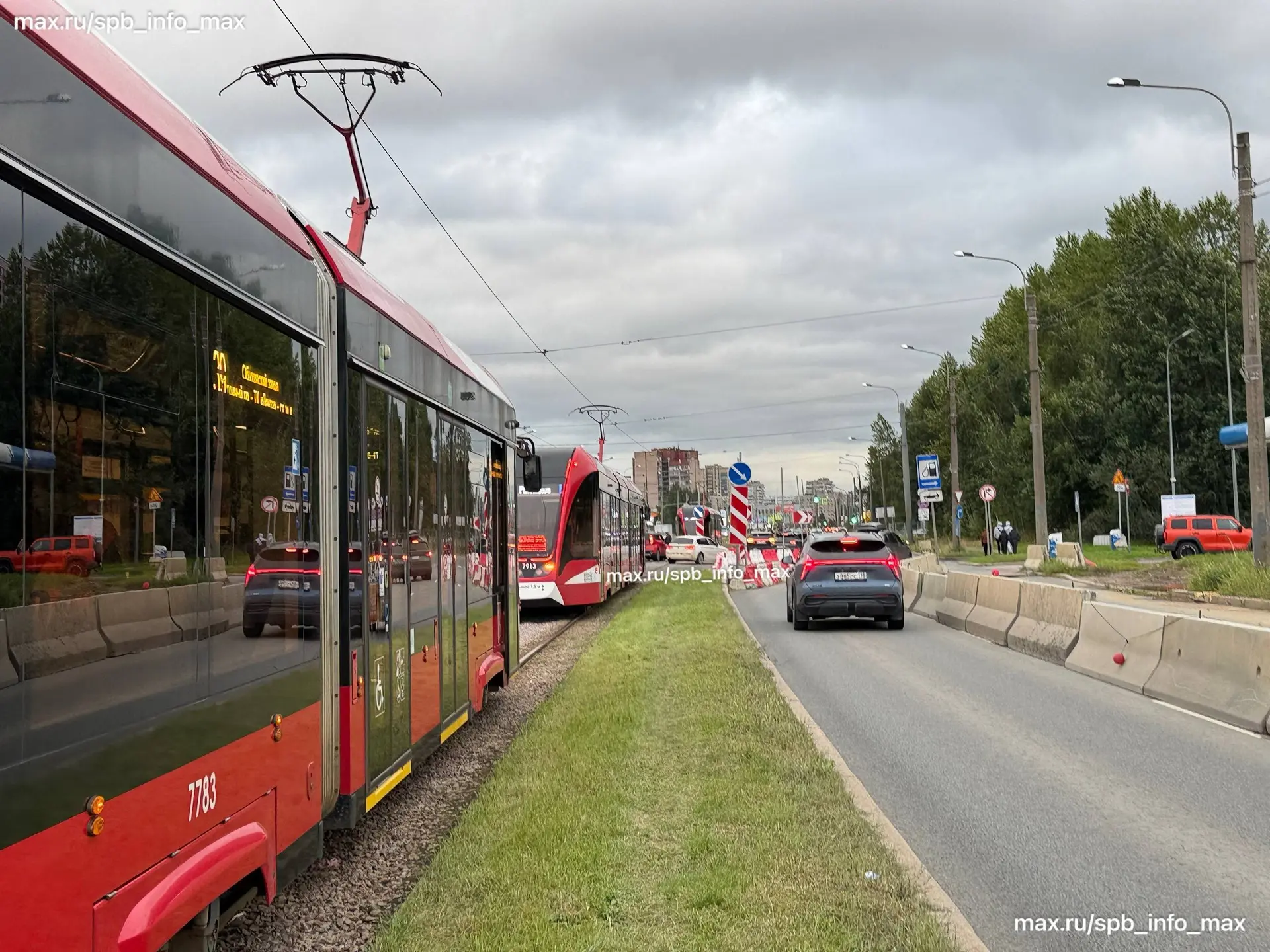 🚘 На Дальневосточном проспекте произошло ДТП между трамваем и красной легковой машиной