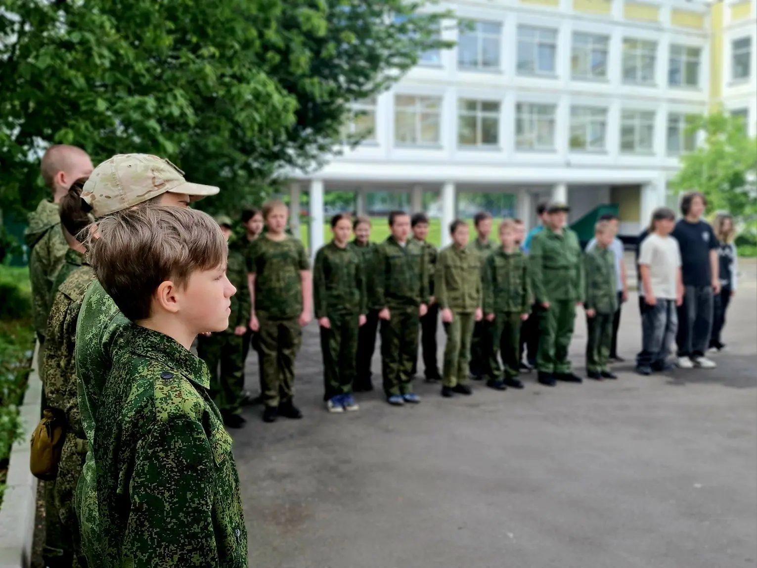 🇷🇺 Церемония поднятия флага: финальная в учебном году  Заключительная в этому учебном году церемония