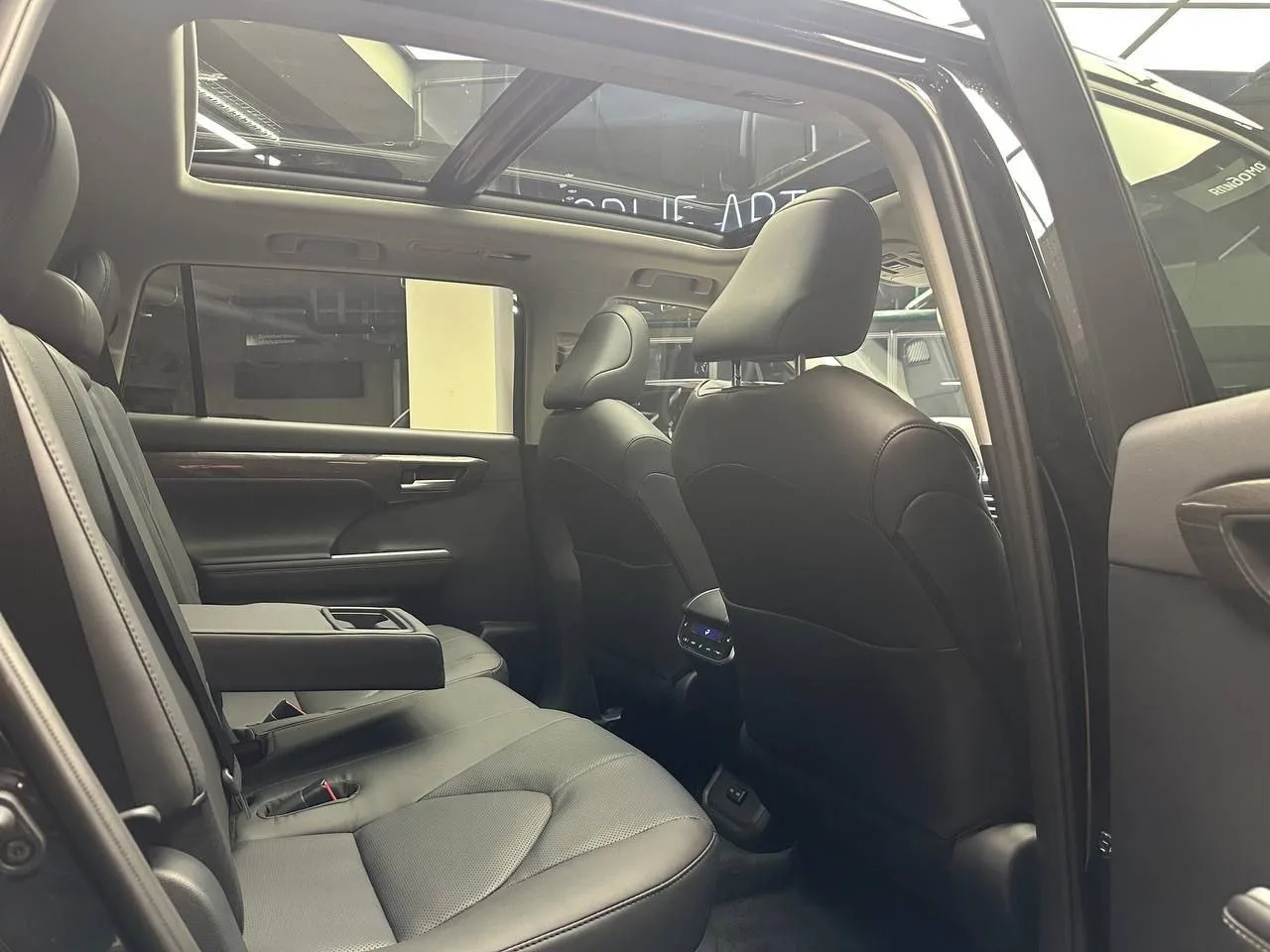 АКЦИЯ Toyota Highlander со скидкой 400.000   Стиль, комфорт и уверенность в каждой поездке Toyota Hi