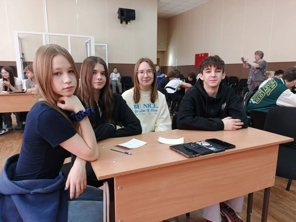 🎓 Сегодня в школе прошла интеллектуальная игра «Что? Где? Когда?» для 7–8 классов!  В нашей школе со