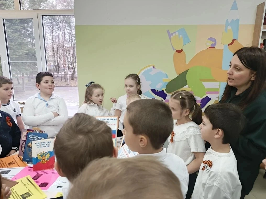 📝В рамках Месячника правовых знаний в школьной библиотеке открыта книжная выставка "Тебе о праве- пр