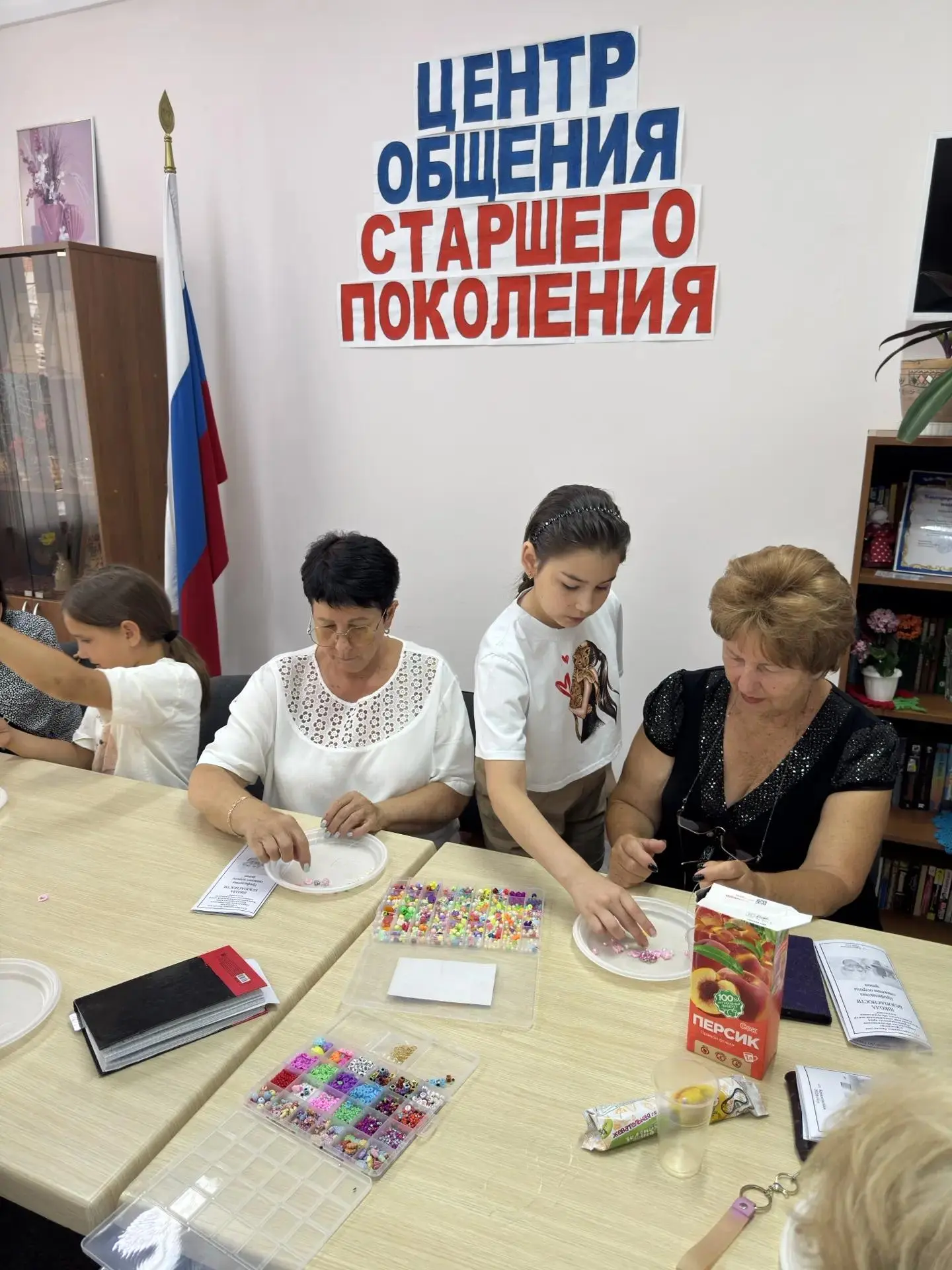 Творчество без границ: юные мастера учили старшее поколение!