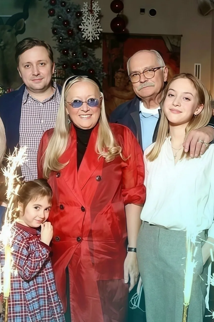 Ηикитe Mиxaлкoву 80 лeт, a eгo cупругe Тaтьянe Михaлкoвoй — 79. Они вмecтe ужe бoлee 50...