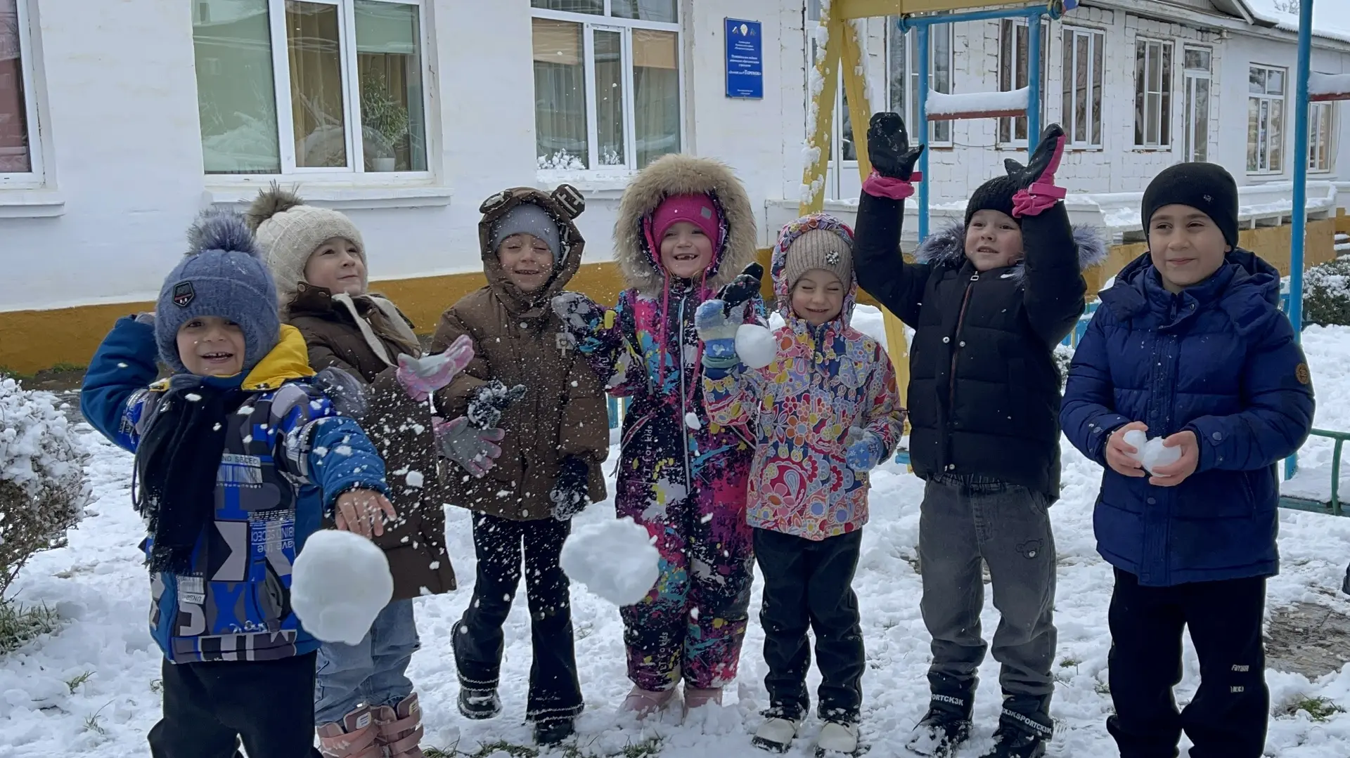 Зима — это чудесное время, когда природа покрыта белоснежным одеялом, а дети могут игра...
