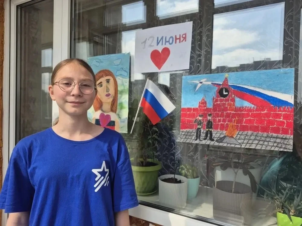 Выпускники 4 "Е" класса с  присоединились к Всероссийской акции "Родиной горжусь".

 Баканова Анаста