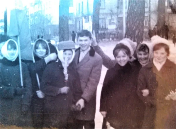 Демонстрация. Шк.№19. Закамск. 70-е гг.