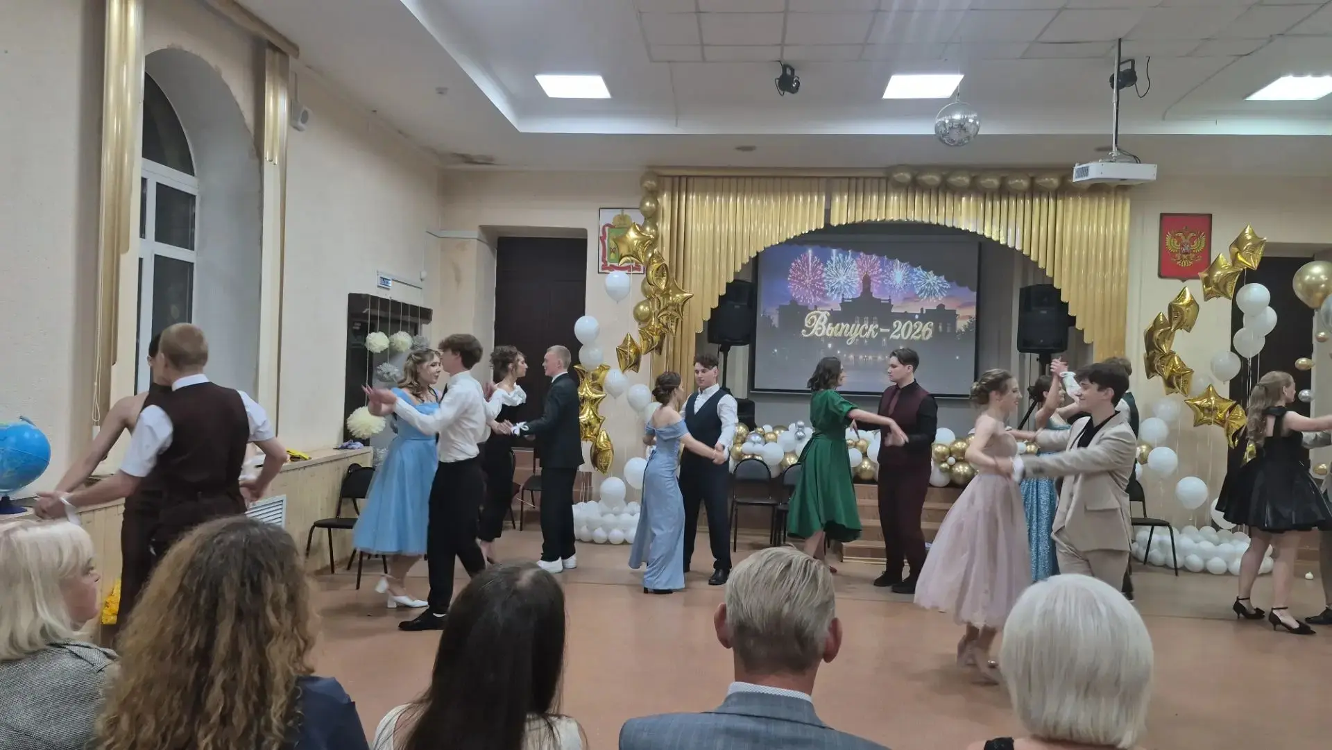 Ловите мгновения  выпускного вечера. Погрузитесь в тёплую и непринуждённую атмосферу праздника, на к
