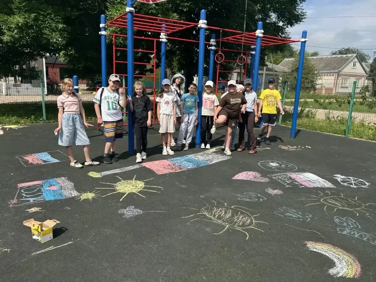 🇷🇺🎨 В нашем лагере прошел замечательный конкурс рисунков на асфальте, приуроченный ко Дню России!