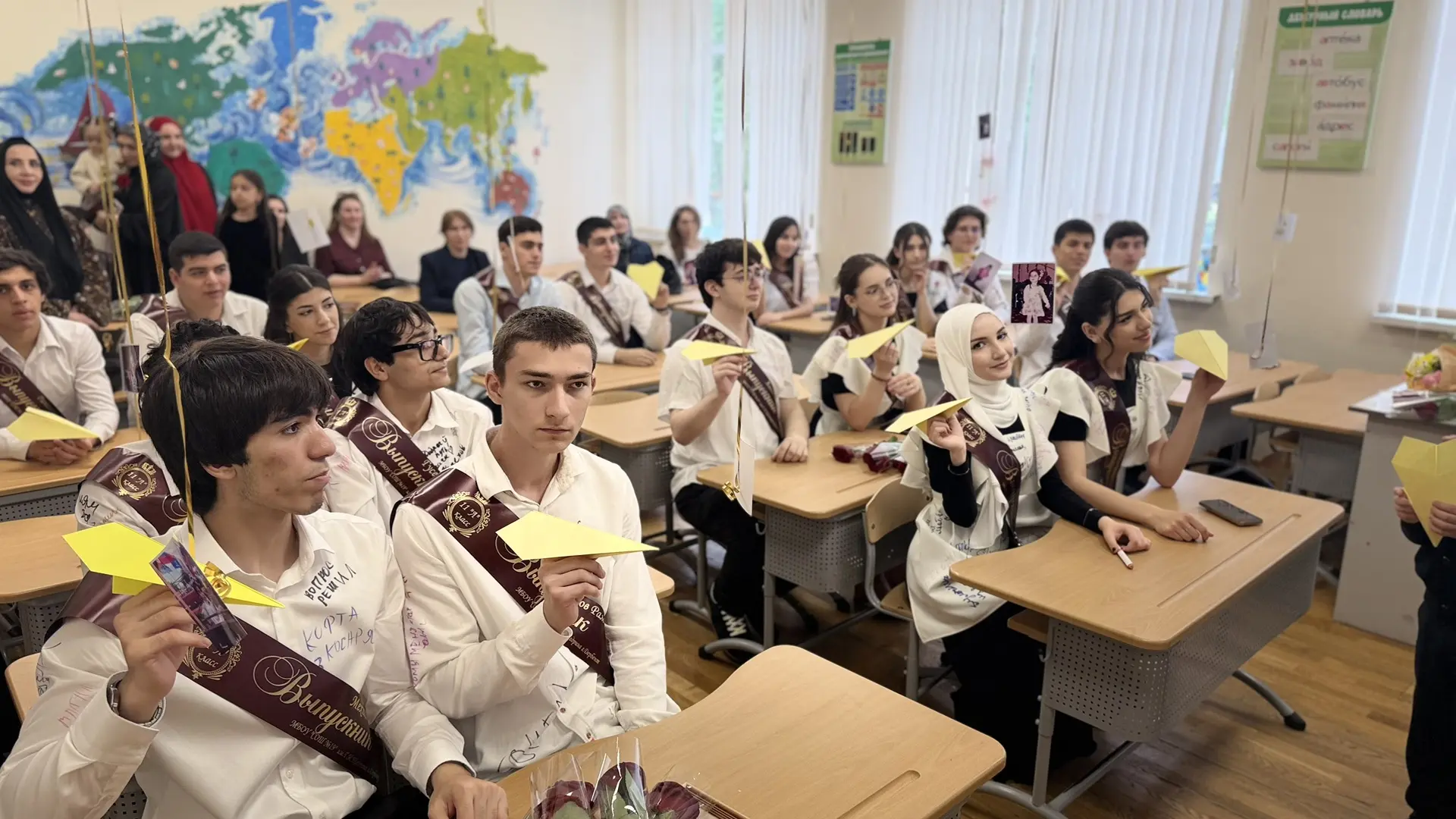 Самолётик будущего: первоклашки поздравили выпускников