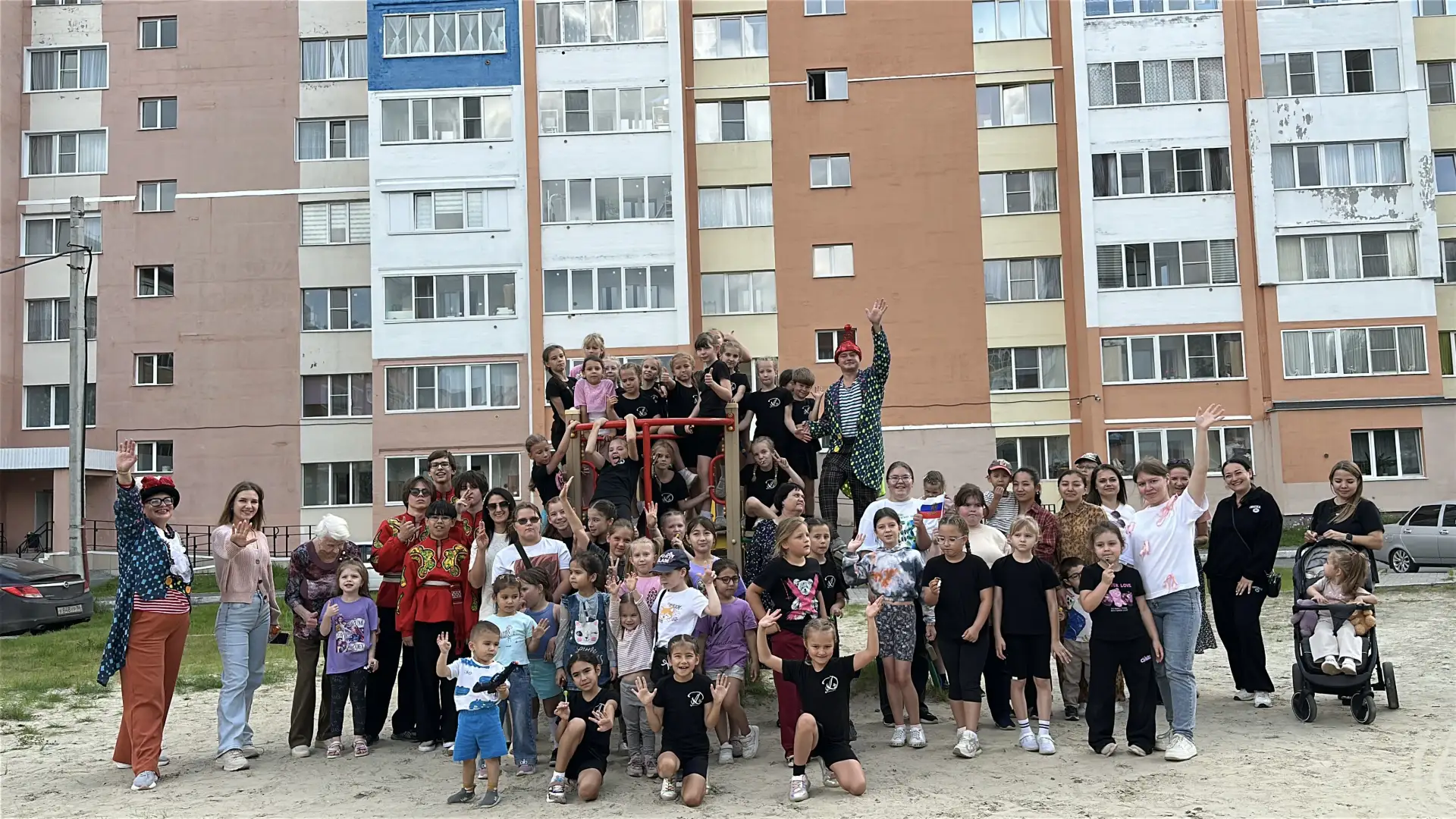 Праздники добрососедства прошли сегодня сразу в двух няганских дворах.