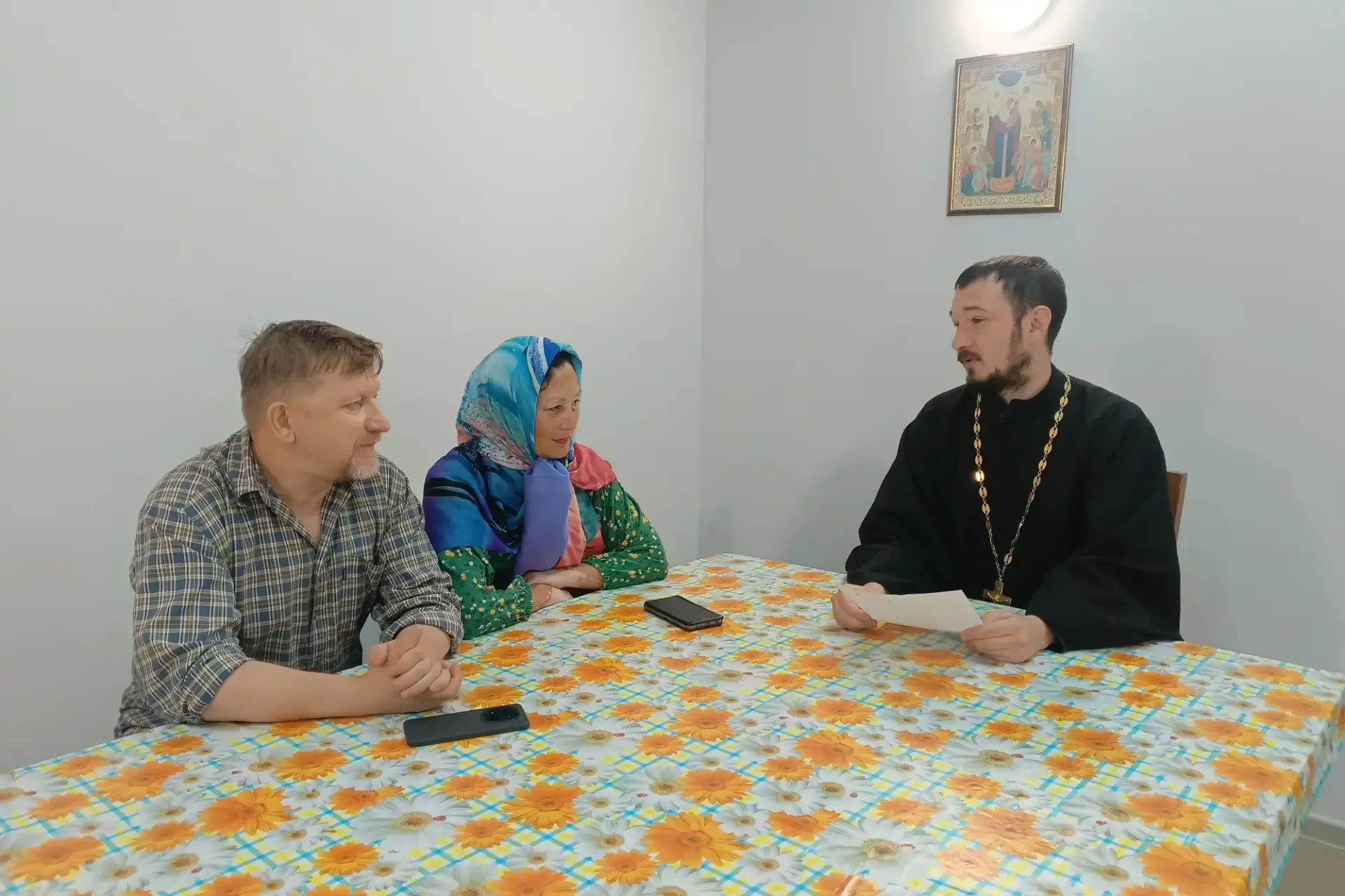 Настоятель храма в Кедровом встретился с руководителем общественной организации «Мама»

Настоятель х