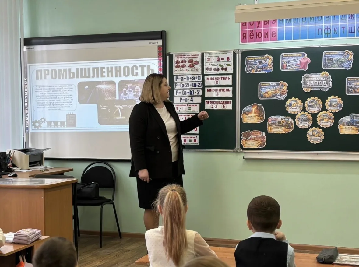 🇷🇺16 марта в МБОУ «СОШ №34» состоялась традиционная церемония выноса Государственного флага Российск