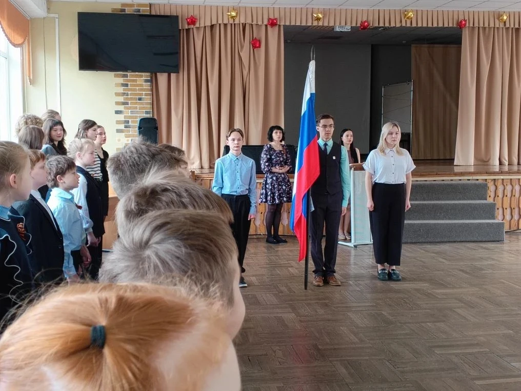 🇷🇺 РАЗГОВОРЫ О ВАЖНОМ    Утро понедельника, 4 мая, в нашей гимназии традиционно началось с церемонии