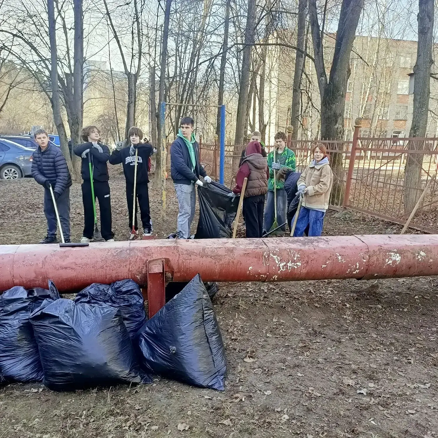 🧹 Чистота начинается с нас! Первый субботник в гимназии прошел на ура! ☀️  Сегодня, в первую апрельс