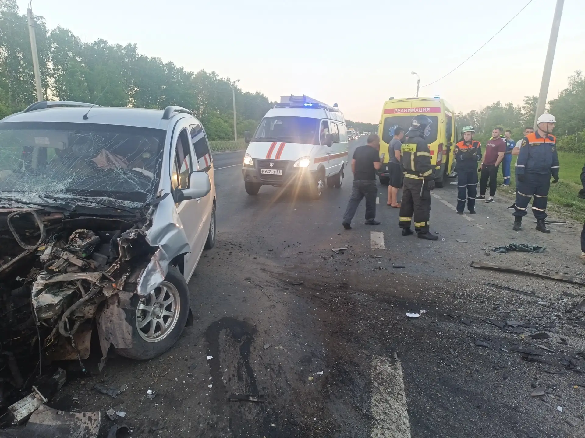 Тело погибшего пришлось доставать из искорёженного авто при помощи гидравлического инструмента

10 и