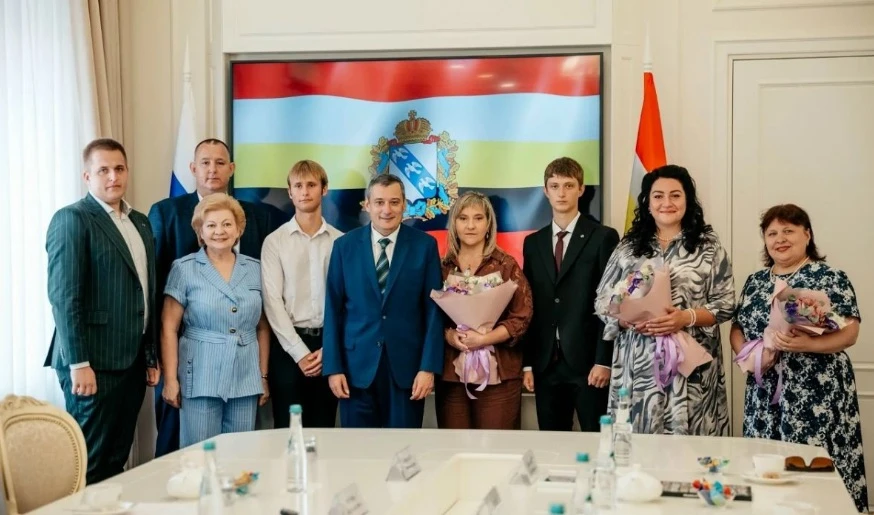 🏆 Член Высшего совета партии «Единая Россия», губернатор Курской области Александр Хинштейн провел 