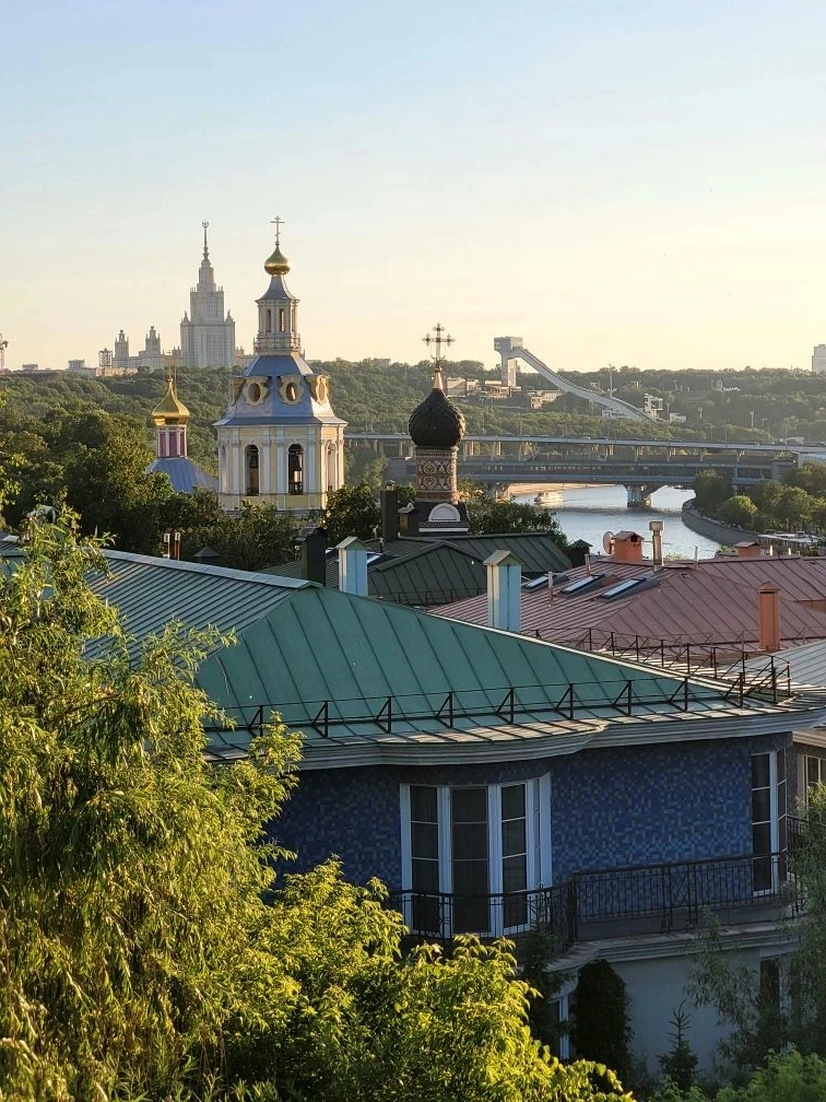 Есть в Москве одна бесплатная смотровая площадка, о которой многие не знают. Работает она круглосуто