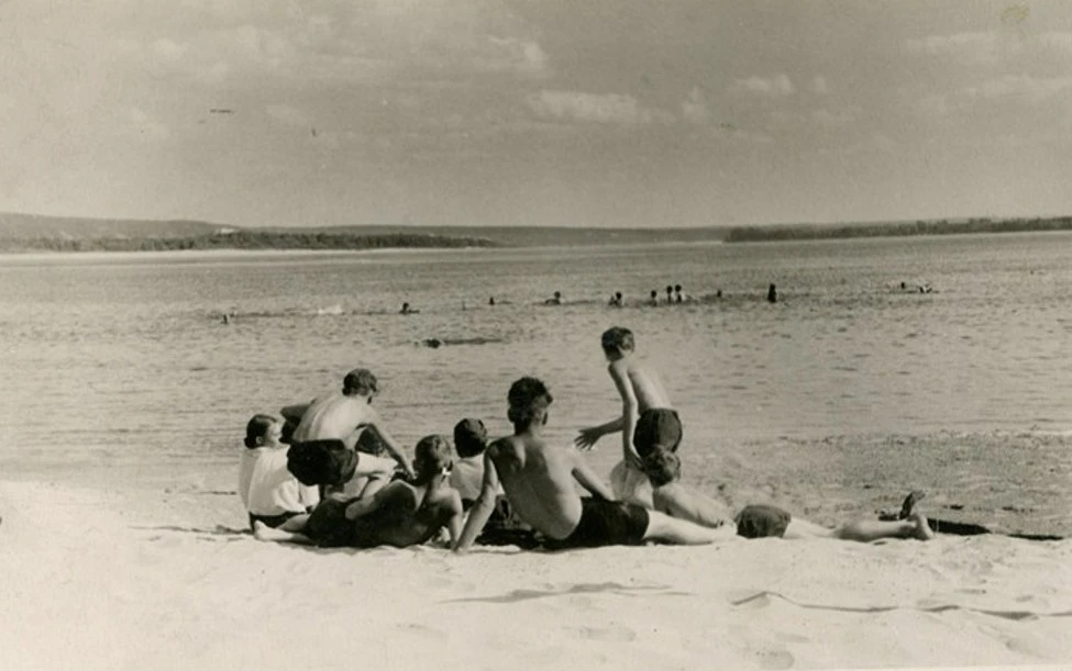 Пляж на гавриловском полуострове. 1-3 июля 1956 года. Купание участников слёта проводил...
