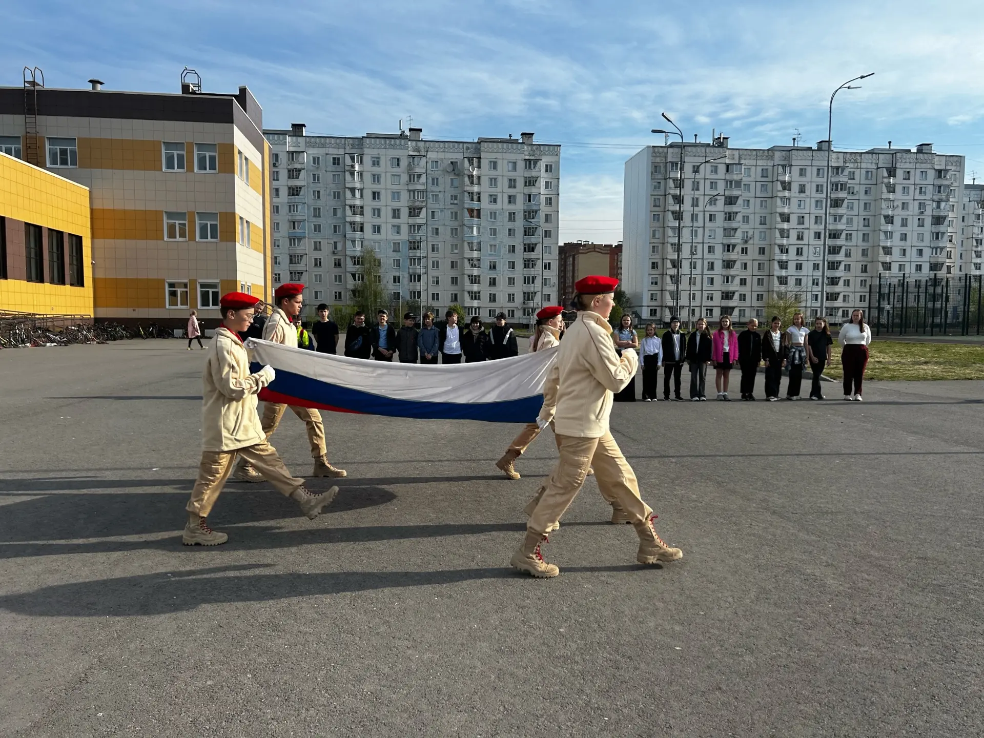 Утро понедельника 4 мая 2026 года в нашей школе традиционно началось с торжественной линейки, церемо