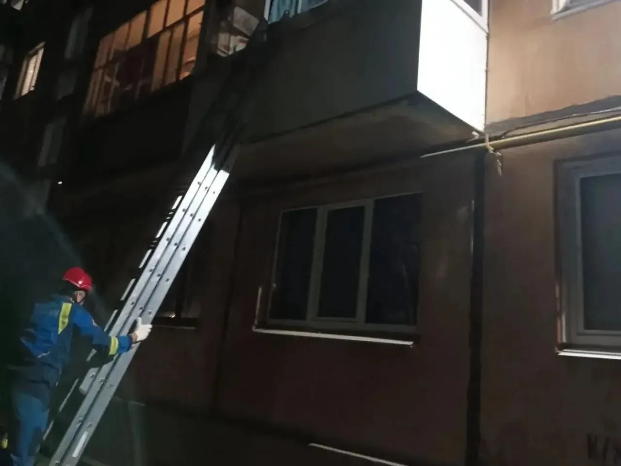 В Удмуртии спасатели забрались через балкон к пенсионерке, которая потеряла сознание.