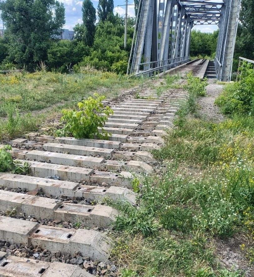 В районе Славянска неустановленные личности (предположительно партизаны) сняли ЖД полот...