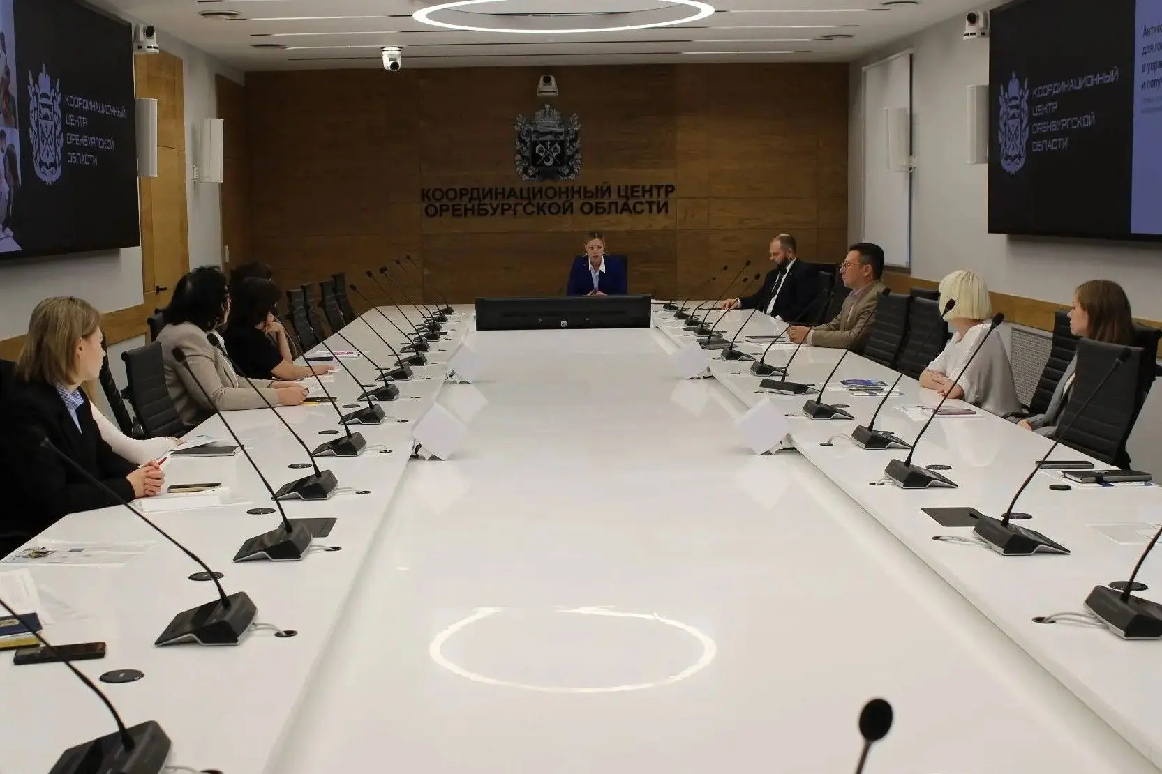 Госслужащим напомнили о действующих запретах и ограничениях